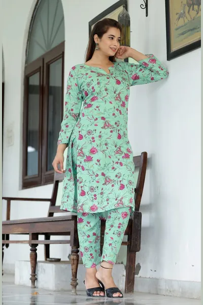 Women Rayon Green Floral Printed kurta With Trousers